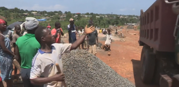 沒見過這麼窮的國家,買雙拖鞋還要分期,一下雨半個國家都癱瘓 沒見過這麼窮的國家,買雙拖鞋還要分期,一下雨半個國家都癱瘓