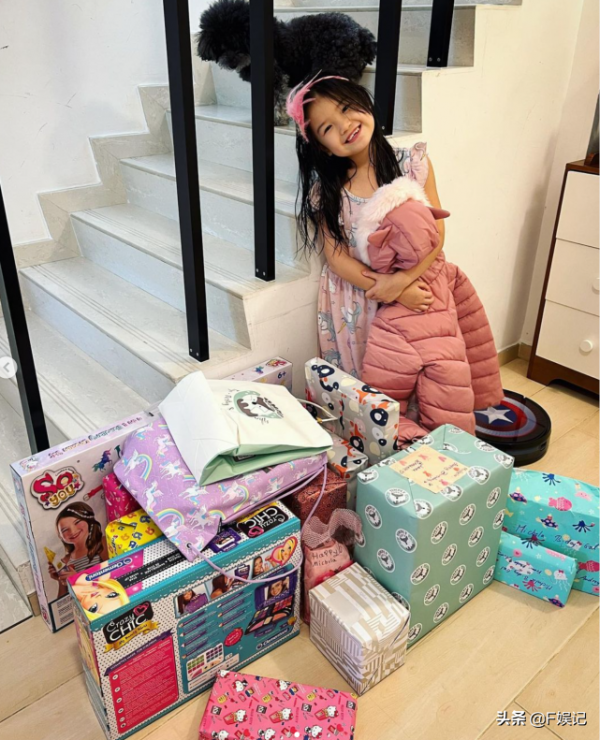 鍾麗淇一家四口去主題樂園遊玩為患罕見基因病的大女兒慶生