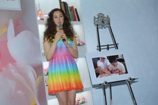 “千億媳婦”徐子淇沒啥闊太感，穿得挺花哨的，但氣質能駕馭