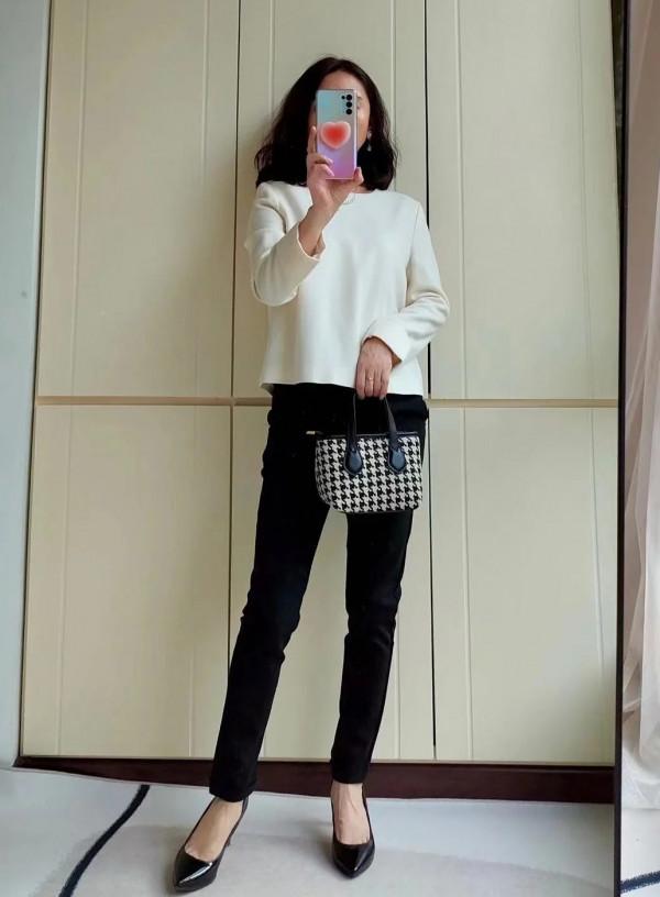 這位50歲的媽媽也太會穿了,一件衣服多種搭配,這3種穿法好驚豔 這位50歲的媽媽也太會穿了,一件衣服多種搭配,這3種穿法好驚豔