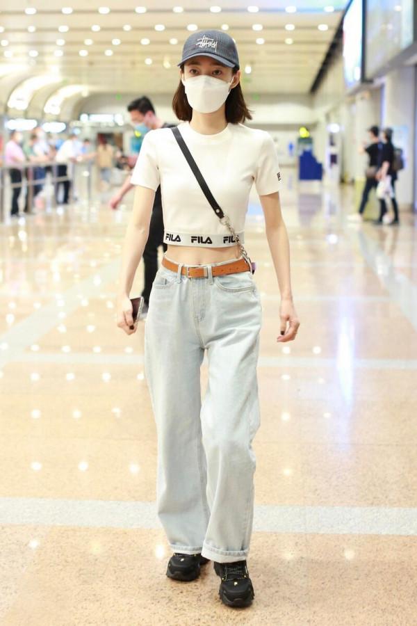 王麗坤不愧是舞蹈專業的,穿針織衫+短褲也很高階,線條感真優美 王麗坤不愧是舞蹈專業的,穿針織衫+短褲也很高階,線條感真優美