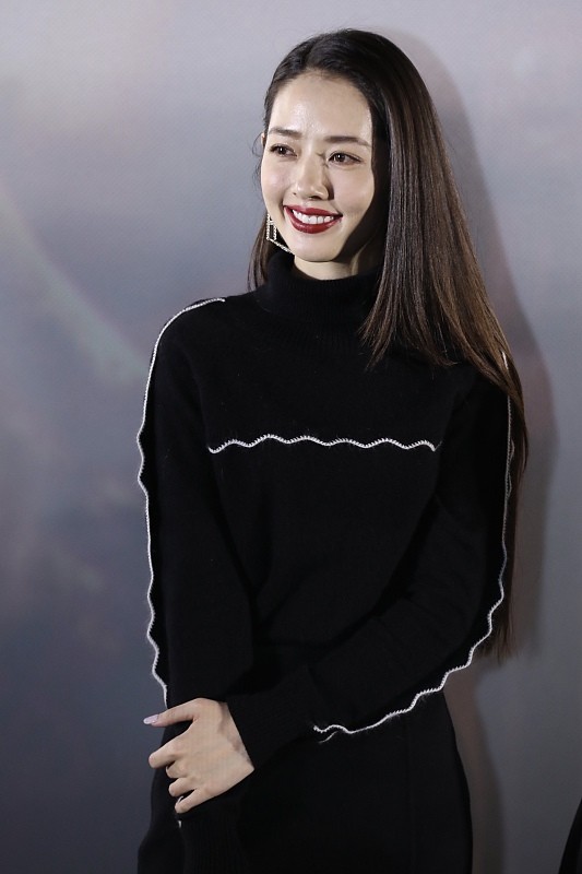 冬季穿裙子要選低調的，連郭碧晨這種闊太都這麼穿，溫柔還高階