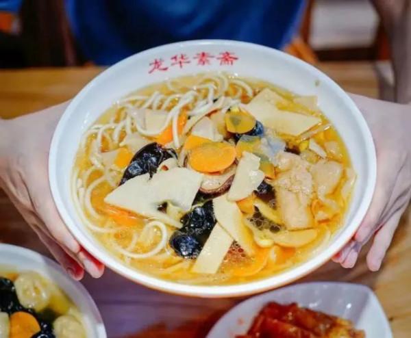 聽說最近很多上海人喝上了這杯咖啡!配一碗素面,帶份綠豆糕回家,絕了!儂打卡了伐? 聽說最近很多上海人喝上了這杯咖啡!配一碗素面,帶份綠豆糕回家,絕了!儂打卡了伐?