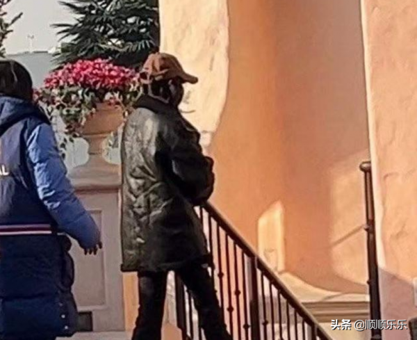 楊冪去環球影城路透，被路人偶遇，同行的還有張大大和宋祖兒