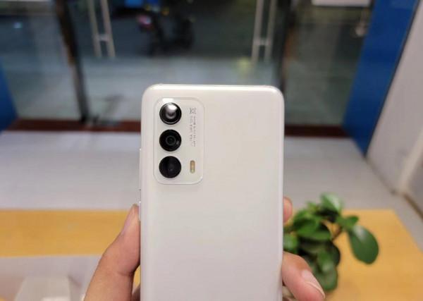 2021入學季，小夥伴們開黑要有款強悍的手機，5G旗艦手機大盤點