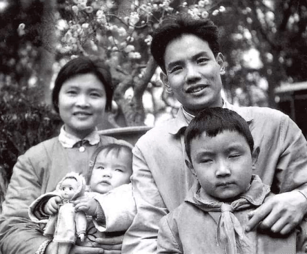 23歲爆紅，娶18歲初戀，28歲兒子夭折，歐陽奮強如今怎樣了？