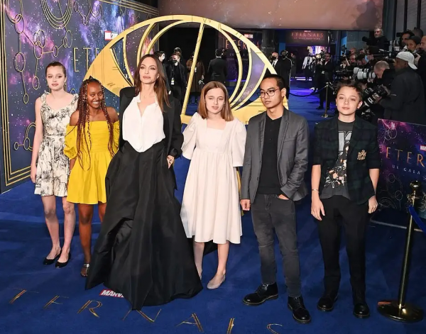 薩爾瑪·海耶克攜女兒亮相紅毯，開雲老闆千金被朱莉女兒搶鏡