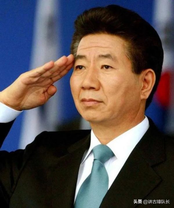 鞠躬盡瘁卻跳崖而亡,韓國前總統盧武鉉葬禮:18萬人祭奠 鞠躬盡瘁卻跳崖而亡,韓國前總統盧武鉉葬禮:18萬人祭奠