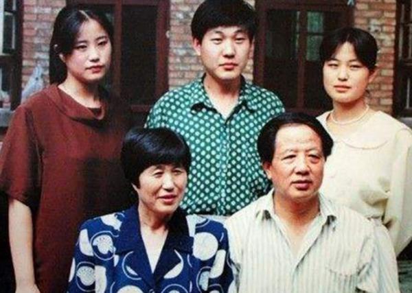 孔繁森逝世快27週年，殉職時年僅50歲，他的三個子女如今何在？