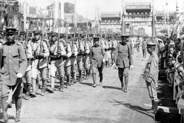 解放後，一農民到湖南省政府大廳，指著毛主席畫像說：那是我的兵