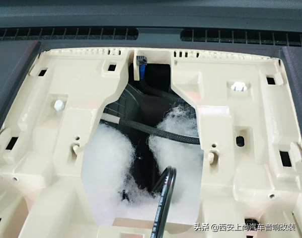 越野硬漢搭配HIFI立體環繞聲讓人意猶未盡，酷路澤升級德國RS音響