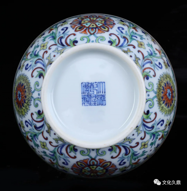 「精品賞析」:清乾隆 鬥彩福壽耳寶相天球瓶 「精品賞析」:清乾隆 鬥彩福壽耳寶相天球瓶