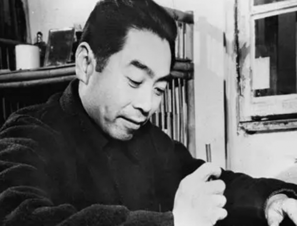 1956年陳賡帶一少年來到中南海，碰見周恩來，陳賡：你看他像誰？