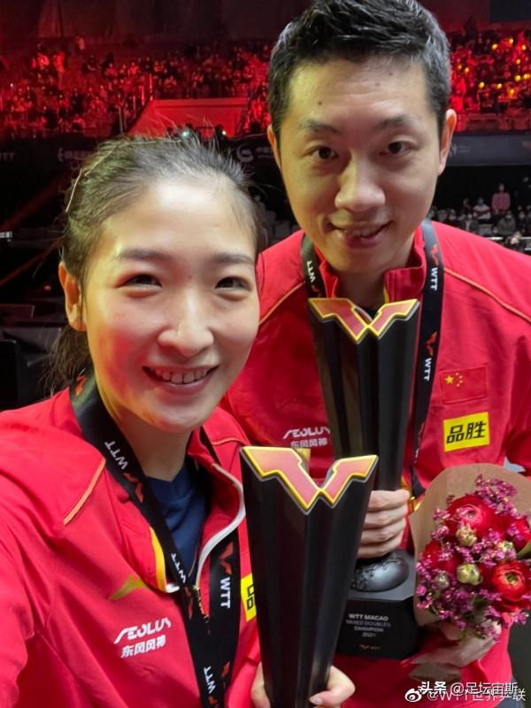 許昕攜漂亮媳婦拜年，手拿糖葫蘆！姚彥笑容甜美，子女雙全太幸福