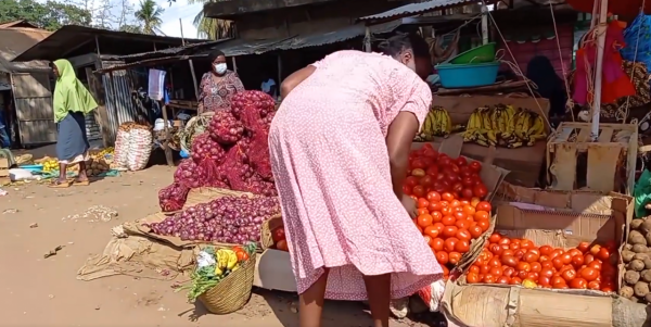 非洲的物價是什麼水平？非洲女孩出門買菜全過程，物價很讓人羨慕
