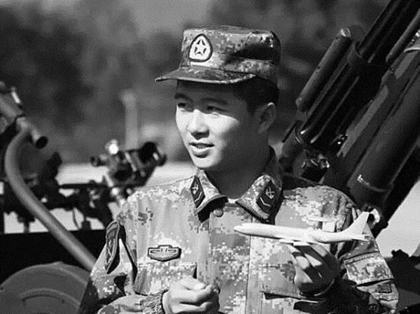 22歲軍人抗洪犧牲，8位國家將軍送行，戰友替其盡孝看望英雄父母