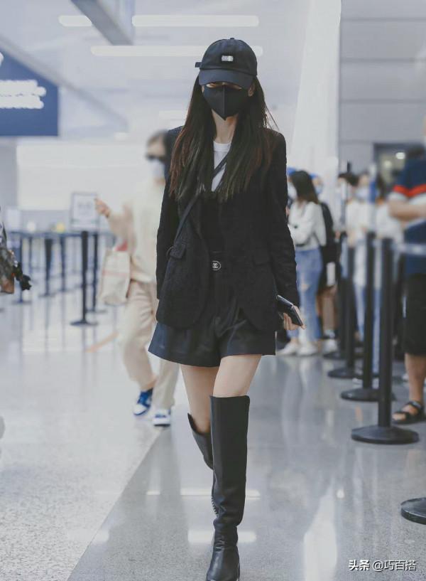 楊穎又來機場走秀了，黑色西裝很有氣場，搭配騎士靴更加有範