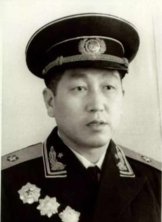 16歲少年瞞著父母參軍，18年後成副司令返鄉，母親：長官你找誰