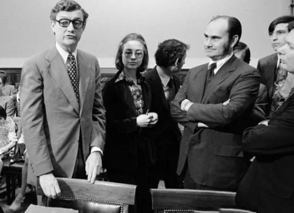 希拉里為達目的有多狠？27歲為強姦犯辯護，讓12歲女孩成為墊腳石