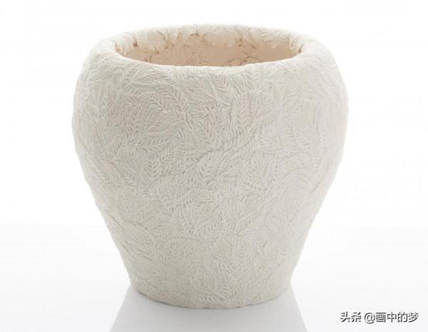 手工雕刻的精緻的花葉包裹著瓷器