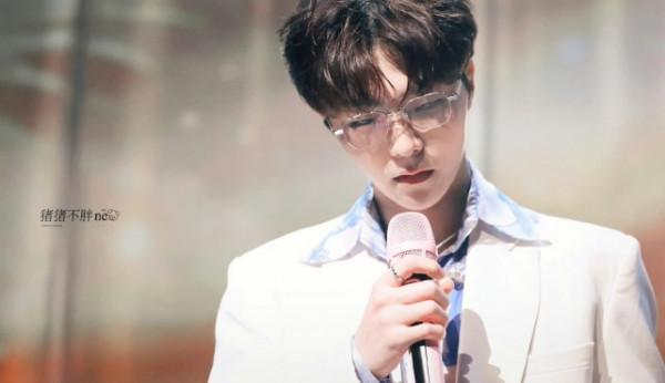 鞠婧禕對鏡自拍狀態好，和陳立農合唱，兩人身高差好萌cp感好強