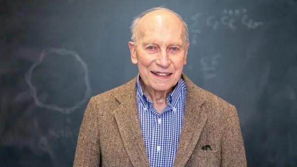 退休後苦學物理,89歲醫學教授拿博士學位 退休後苦學物理,89歲醫學教授拿博士學位