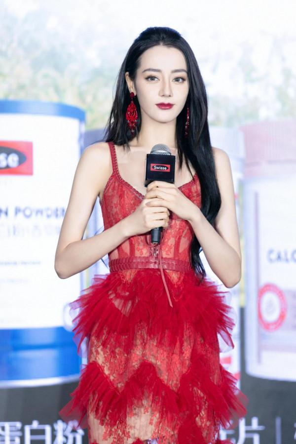 熱巴美出圈的禮服造型