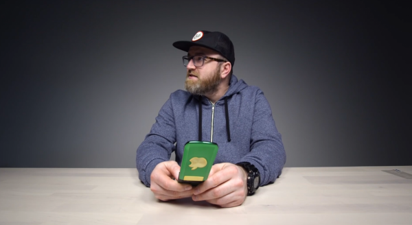 美國小夥斥巨資買中國老年手機，想證明質量不好，測試後連買10臺