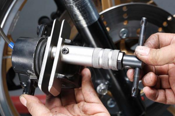 自己動手,快速換剎車皮的小技巧 自己動手,快速換剎車皮的小技巧