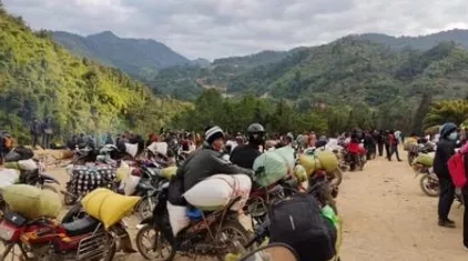 緬甸一礦區外聚集了大量民眾，不惜自費隔離，從事稀土開採工作