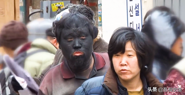 韓國大叔每天用鞋油抹臉，陪伴妹妹街頭流浪10年，只因親情的力量