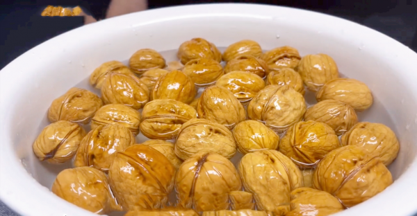 女人40歲別太節儉，常吃9種“零嘴”，滋陰補血，氣色紅潤顯年輕