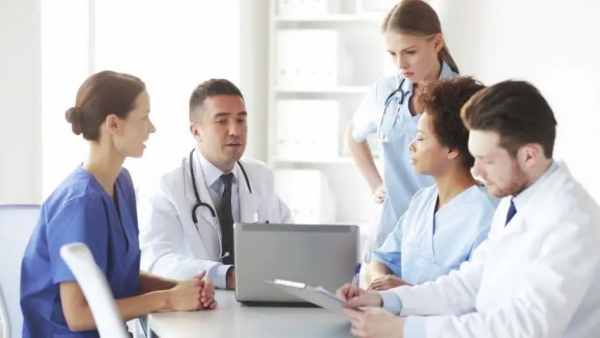 腰背疼，上醫院就得先拍片？不做檢查就不會看病了？醫生說出實情