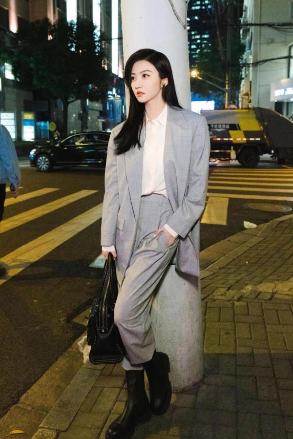景甜菸灰色西裝造型