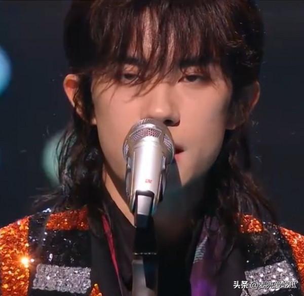 雙11晚會引熱議？張雨綺假唱，易烊千璽造型成熟，李榮浩像流浪漢