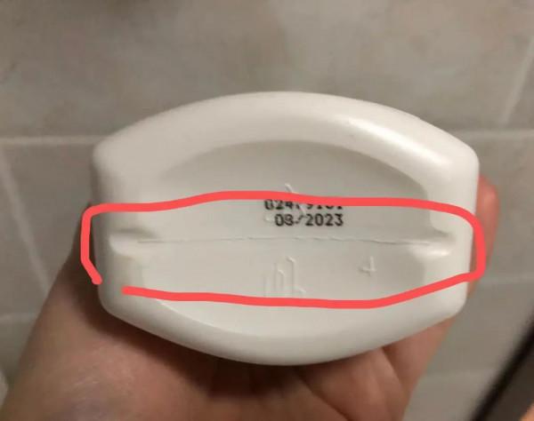 洗髮水的瓶底和牛奶瓶的提手，原來是吹出來的