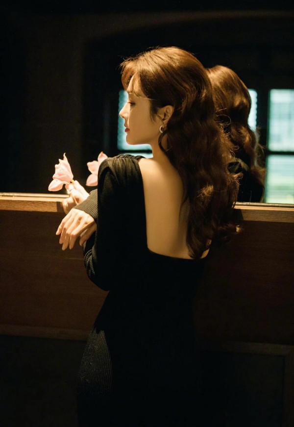 秦嵐終於迴歸再次爆火！穿黑色緊身裙現身釋出會，和靳東太般配