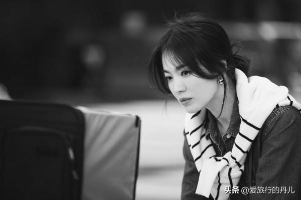 凍齡女神宋慧喬真有少女感！藍色牛仔裙搭配條紋披肩，氣質滿滿