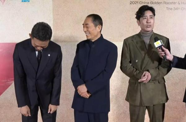 34屆金雞紅毯，張譯緊張到搓衣角，青年演員蹲下為陳道明“讓鏡”