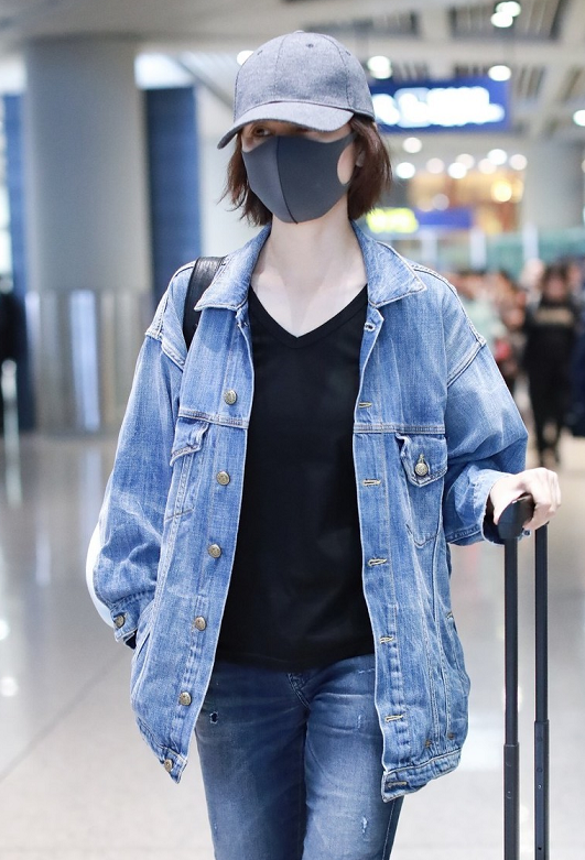 袁泉越老越好看，穿牛仔外套配小腳褲好洋氣，40歲女人該學一學