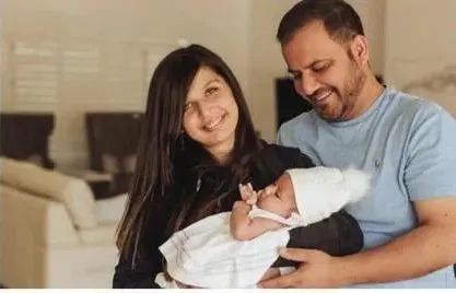 喀布林機場美軍拎過鐵絲網的女嬰經歷了什麼？