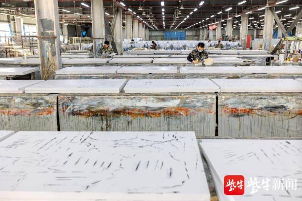 二百多名畫工，流水線作業一人一筆畫	油畫
中國最大油畫複製工廠竟然就“躲”在周莊