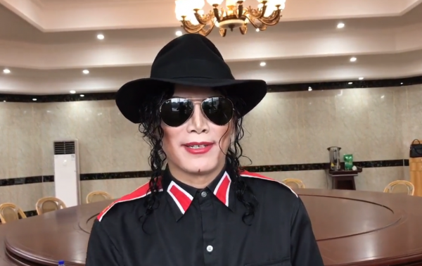 河南小夥模仿邁克爾傑克遜爆火，簽約好萊塢，走上人生巔峰