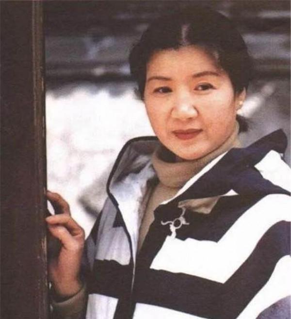 “老戲骨”曹翠芬：人到中年爆紅，與演員丈夫相愛一生卻有遺憾