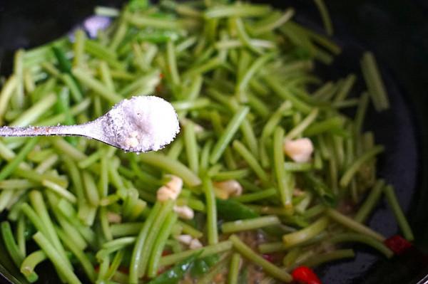秋天碰上這菜我從不手軟，2塊錢1斤，營養又爽脆下飯，給肉都不換