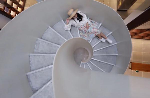 1年有150天住酒店，44次旅行，47次飛行！這江南女子怎麼做到的？