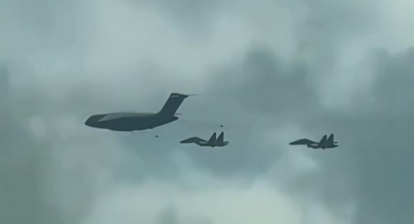 運油20一拖二!2架殲16同時受油3機同框,中國空軍遠端戰力再增強 運油20一拖二!2架殲16同時受油3機同框,中國空軍遠端戰力再增強