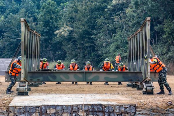 直擊武警官兵搶險救援實兵演練