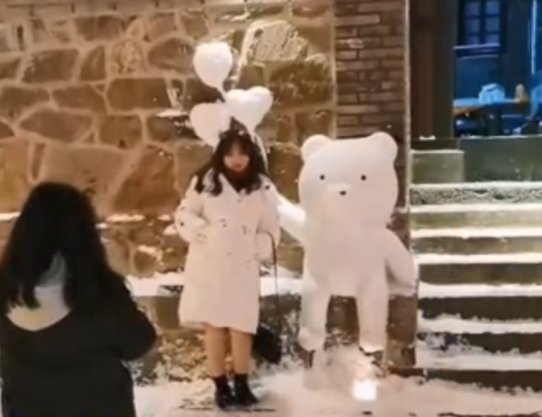 模特眯眯眼，“三隻松鼠”道歉 / 今年近八成股民虧損