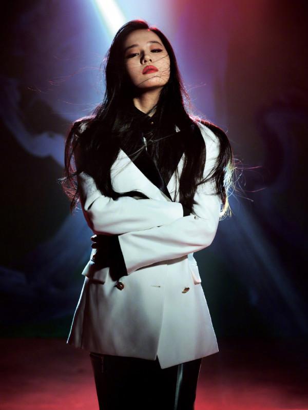 女神劉亦菲時尚大片曝光，西裝配皮褲颯氣十足，仙女耍酷不一般